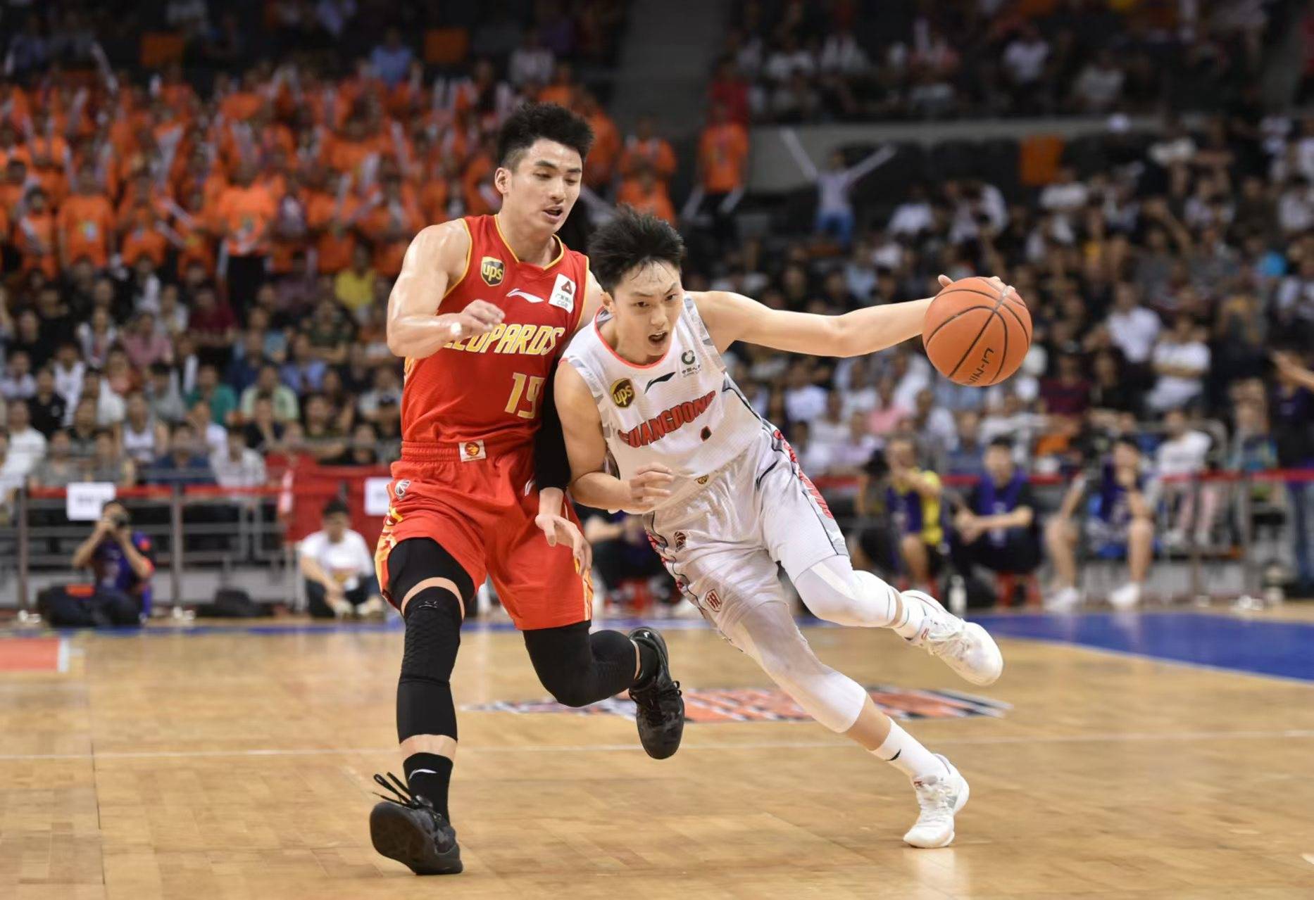 球队在全球篮球赛中打出精彩的团队配合 球队在全球篮球赛中打出精彩的团队配合