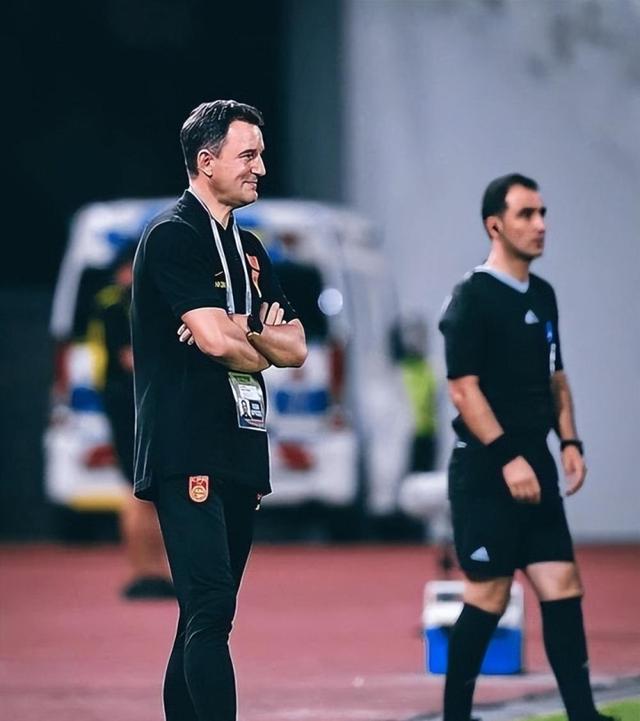 比赛中球员们拼尽全力,为球队争取胜利 比赛中球员们拼尽全力,为球队争取胜利