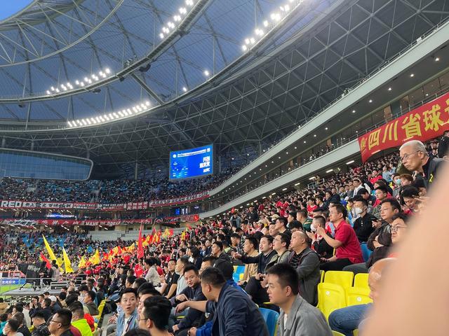 关于热闹非凡!国内足球吸引大批球迷的信息 关于热闹非凡!国内足球吸引大批球迷的信息