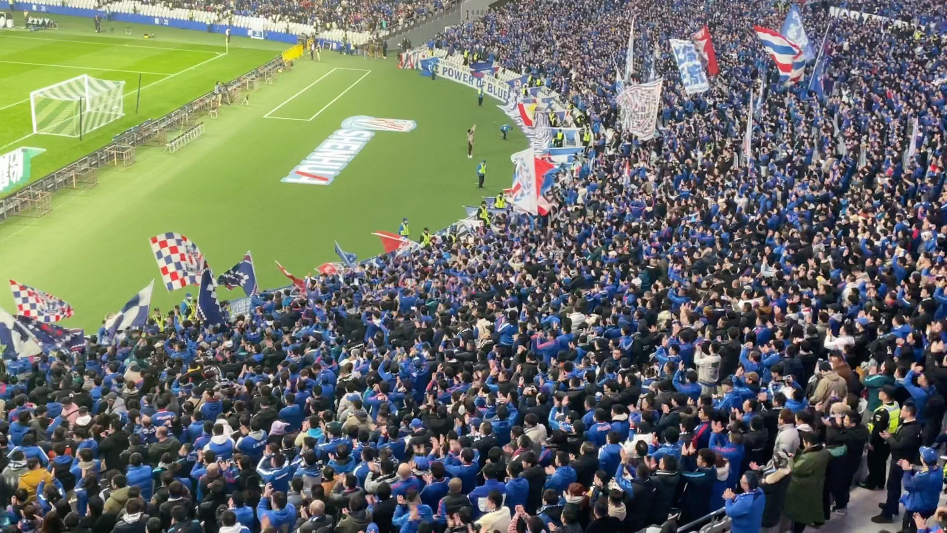 足球比赛现场热闹非凡,球迷们高呼助威声的简单介绍 足球比赛现场热闹非凡,球迷们高呼助威声的简单介绍