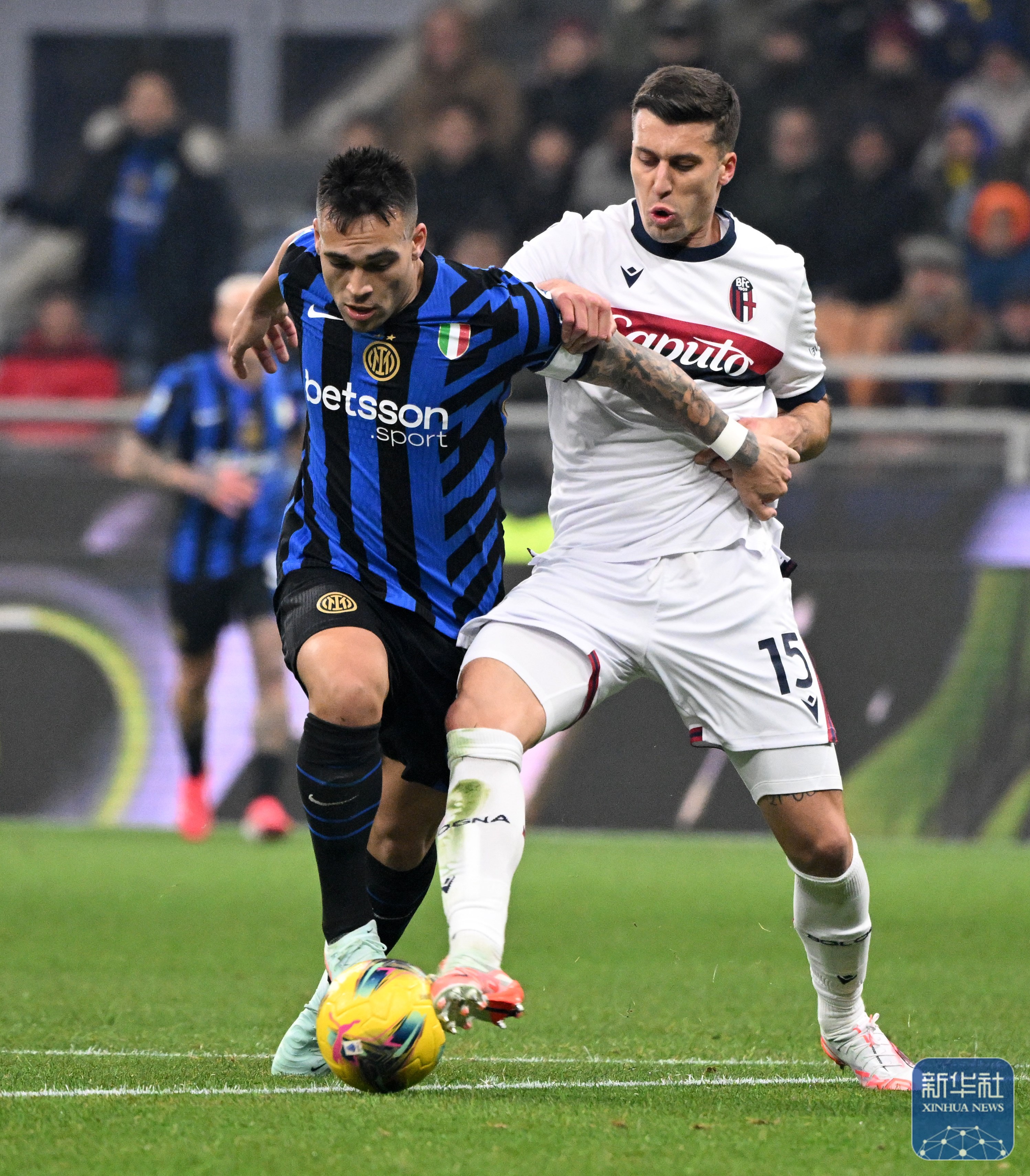 爱游戏官网网页版入口-包含直播镜头捕捉到球员激烈拼抢，挑战赛场极限的词条