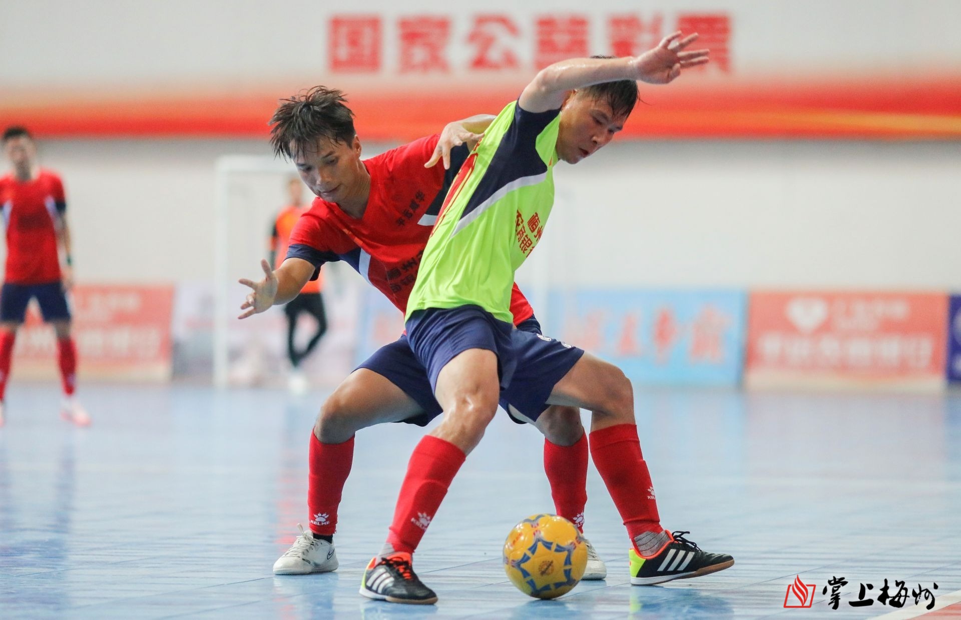 爱游戏登录-关于精彩对决激发球迷热情，赛场成风景的信息