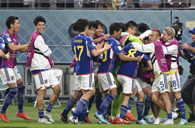 日本豪门球队大获全胜，领跑小组