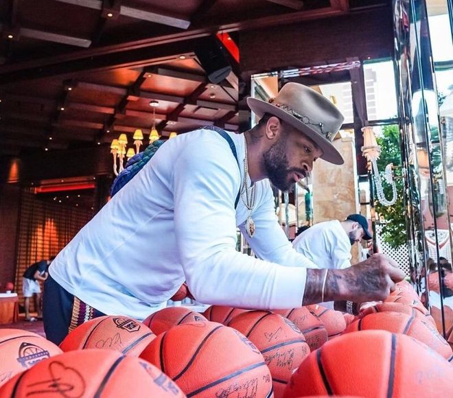 爱游戏官网-火箭球星风光出席公益活动，感恩球迷准备迎接新赛程的简单介绍