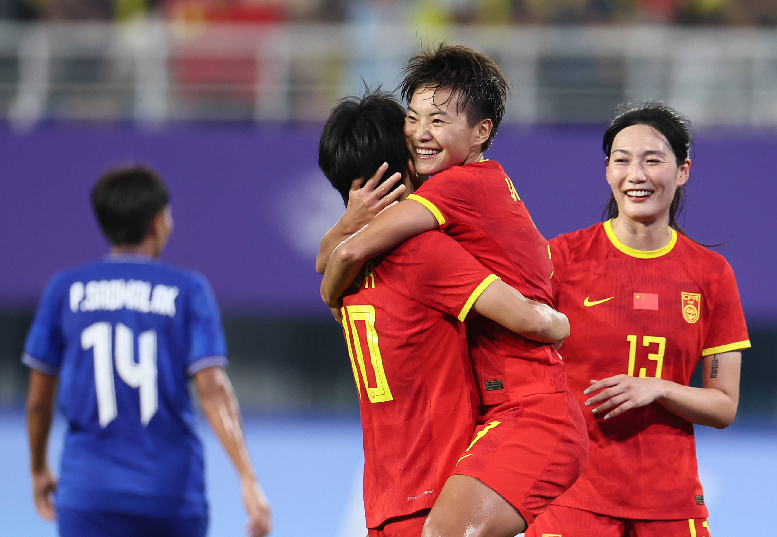 爱游戏网页版入口-中国女足队员展现出色技术，获得胜利