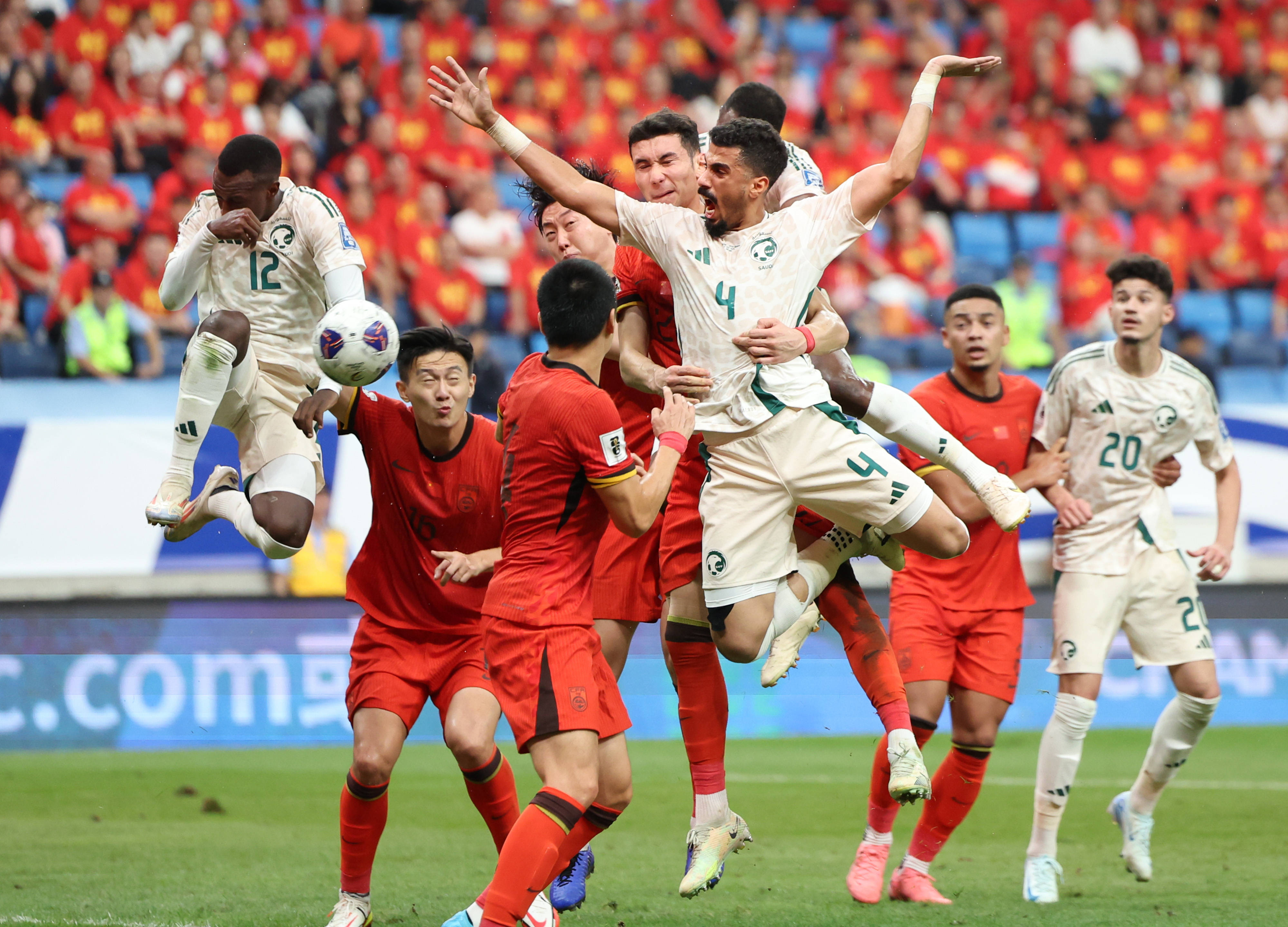 国家足球队在国际比赛中展现出色表现 国家足球队在国际比赛中展现出色表现