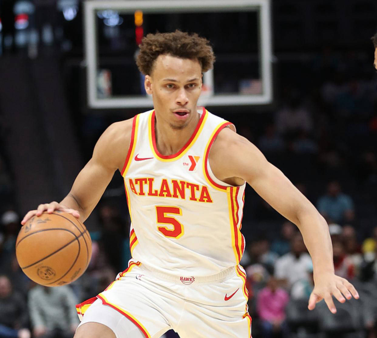 老鹰擒人,特雷杨轰下分 老鹰擒人,特雷杨轰下分