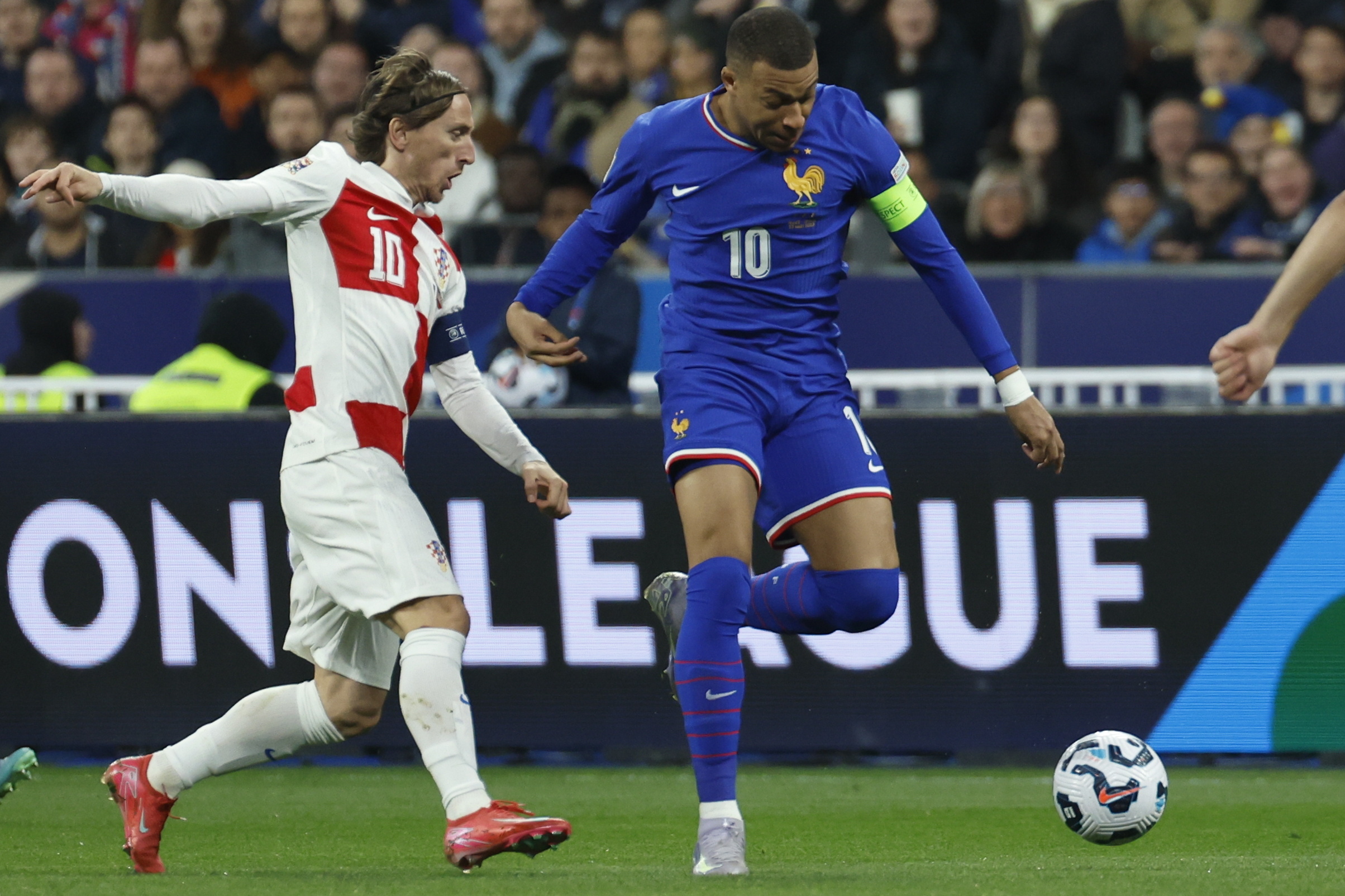 爱游戏官网-欧洲国家足球赛震撼开幕，强队对阵引人关注的简单介绍