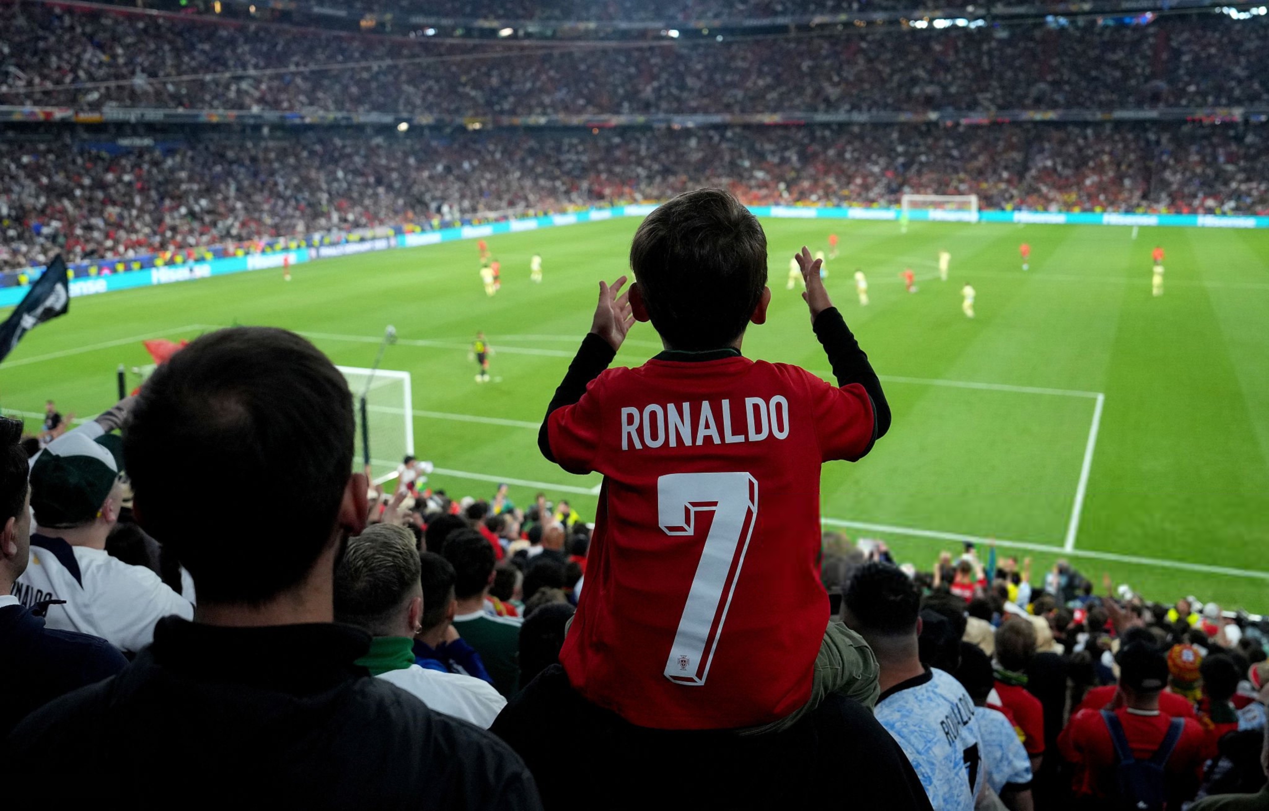 包含足球明星的爆发表现，球迷狂喜的词条