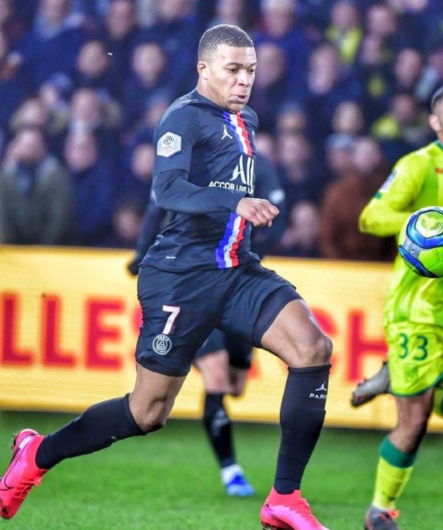 爱游戏app-关于巴黎主场大比分胜出，继续领跑积分榜的信息